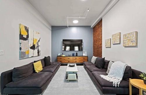 Midtown West House | Westbury by RoveTravel | 4BR Midtown West Townhome