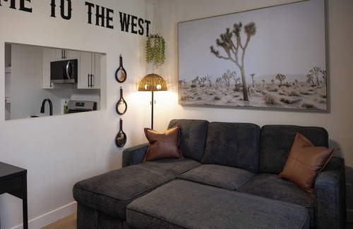 Inglewood Apartment | Western Vibes Retreat by Calgary Stampede and Downtown Calgary