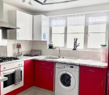 Chadwell Apartment | Westfield Gardens Apartment - 3 bedrooms