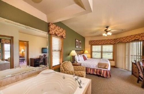 Gatlinburg Resort | Westgate ~ Deluxe 1-Bedroom Villa, Jetted Tub, Fireplace, Full Kitchen & Deck