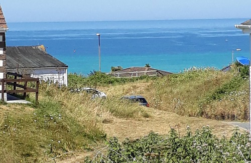 Hayle Ski Chalet | WestHill. Three bedroom holiday chalet. Five minute walk to Hayle beach