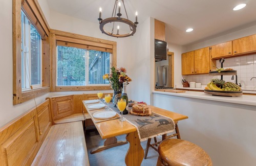 Sunnyside House | Westlake Cabin by AvantStay | Hot Tub, Near Skiing, Walk to Restaurants & Lake!