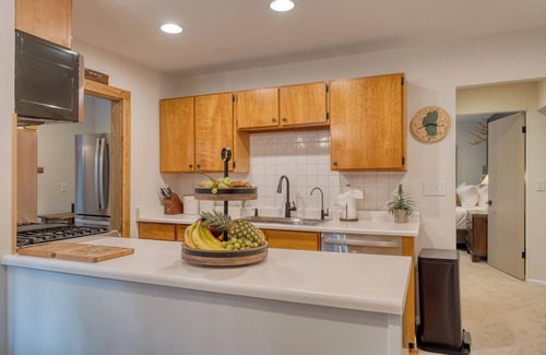 Sunnyside House | Westlake Cabin by AvantStay | Hot Tub, Near Skiing, Walk to Restaurants & Lake!