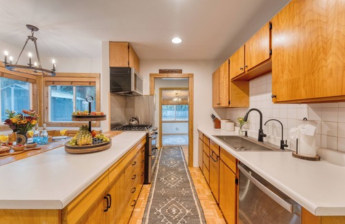 Sunnyside House | Westlake Cabin by AvantStay | Hot Tub, Near Skiing, Walk to Restaurants & Lake!
