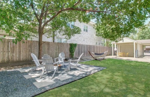 Spring Branch East House | Westview Oasis - Houston 2BD 1BA with Huge Backyard