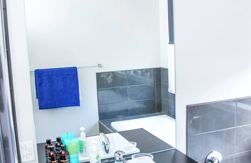 Wonthaggi House | Wetland Gem, 2 minutes' walk to the parks and shops! Close to beaches