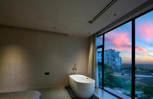 Yinhai Hotel | Whale in Sea