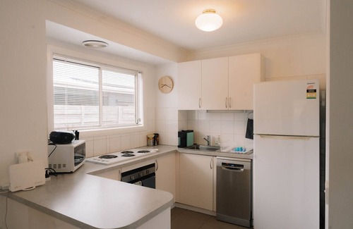 Surf Beach House | Whales, Penguins & Surf Escape - Beachley Bungalow 2 with WiFi