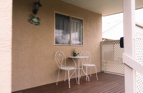 Surf Beach House | Whales, Penguins & Surf Escape - Beachley Bungalow 2 with WiFi