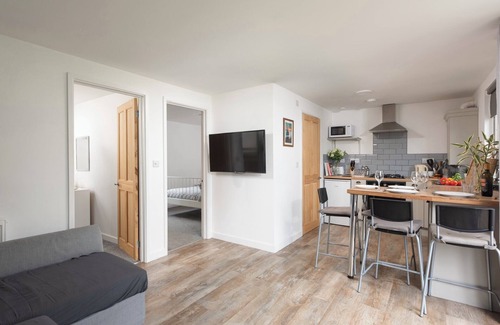 Helford Passage Cottage | WHEAL JEWEL LODGE, pet friendly, with hot tub in Helston