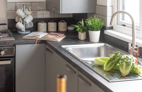 Helford Passage Cottage | WHEAL ROSE LODGE, pet friendly, with hot tub in Helston