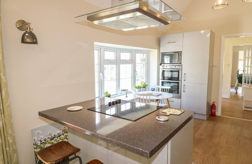 Corby Glen Cottage | WHEELWRIGHTS COTTAGE, romantic, with pool in Corby Glen