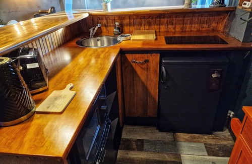 Patchway Apartment | Where Good Times Await: Stay and Play at Our Charming Pub Guest House!