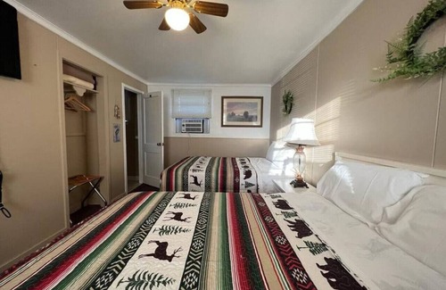Bonesteel Hotel | Whetstone Bay Lodge Room 2 - Sleeps 4