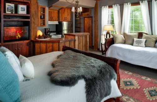 Franklin Apartment | Whimsical Gatehouse at Dark Horse Estate