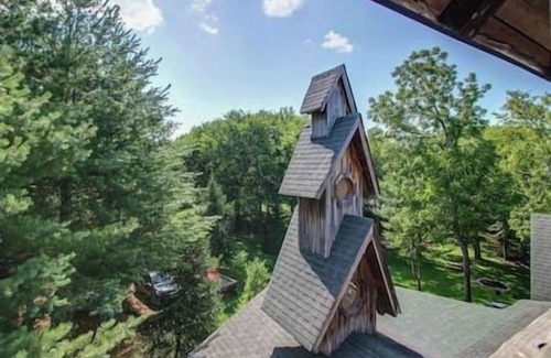 Franklin Apartment | Whimsical Gatehouse at Dark Horse Estate