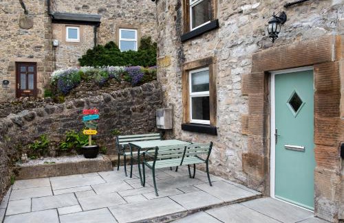 Winster House | Whimsical Wonderland Cottage Retreat near Peak District