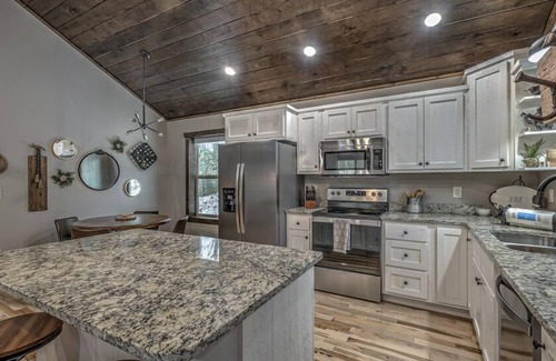 Mineral Bluff Cabin | Whiskey Pines - Professionally Decorated | Hot Tub | Disc Golf | EV Charger