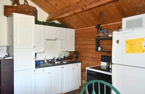 Berkeley Springs House | Whispering Hills - Secluded | Pets | Hot Tub | Wifi | Fire Pit | Screen Porch