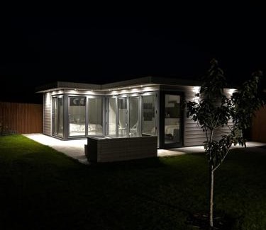Peacehaven House | Whispering Waves Guest house, Brighton-8 mins, Guests 4, Beachfront, Free parking, WiFi, Kitchen and AC