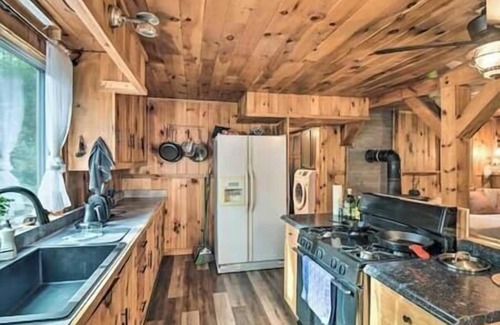 Grafton Cabin | Whispering Woods Cabin - Creekside & Pet Friendly