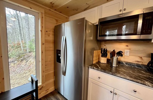 Stanton Cabin | Whispering Woods Modern Cabin w/HOT TUB