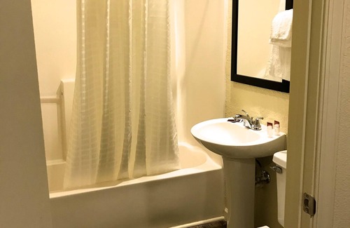 Elizabeth City Hotel | Whistling Pines - Daily & Extended Stay, Elizabeth City