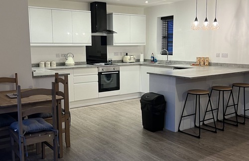 Barrow Gurney House | White 3 bed bungalow with en-suite and parking