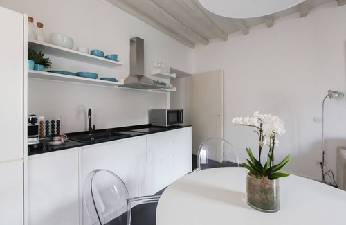 Porta Garibaldi Apartment | White and Blue Suite