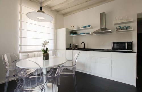 Porta Garibaldi Apartment | White and Blue Suite