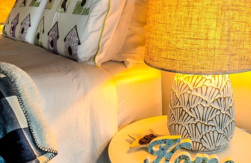 Hapuku Bed & Breakfast | ‘White Caps’ - Entire Guest Studio - Loft bed with Ocean & Mountain views