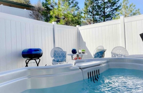 Ahwahnee Apartment | White Feather Suite/Hot Tub/Private/Sleeps 2