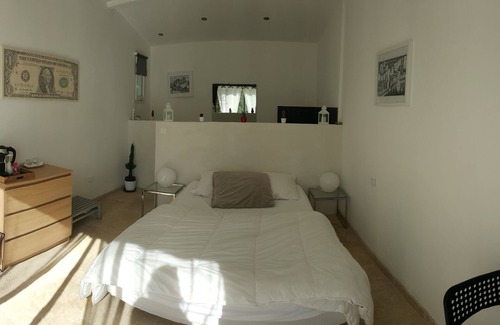 Saint-Quentin-la-Poterie Bed & Breakfast | "White Room" coquettish and quiet in the heart of a forest