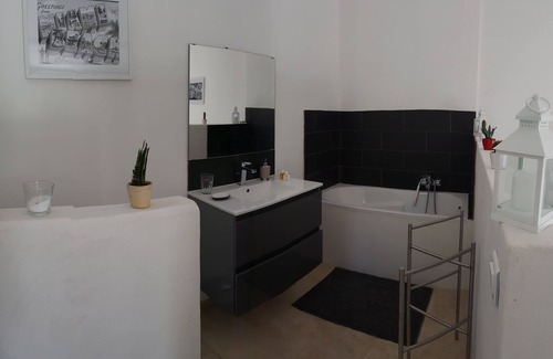 Saint-Quentin-la-Poterie Bed & Breakfast | "White Room" coquettish and quiet in the heart of a forest