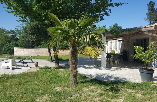 Saint-Quentin-la-Poterie Bed & Breakfast | "White Room" coquettish and quiet in the heart of a forest