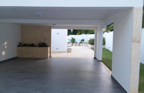 Costambar House | White House Mansion