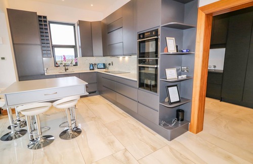 Maghery Cottage | WHITE HORSE HOUSE, pet friendly in Dungloe, County Donegal