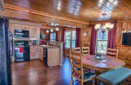 Pinetop-Lakeside Cabin | White Mountain Retreat w/Hot Tub!