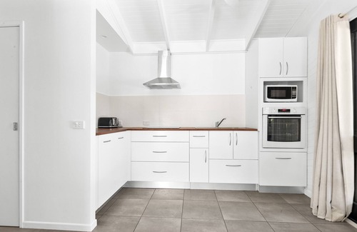 Suffolk Park Apartment | White Palms Surf Shack, 80m from the beach! Air-conditioned