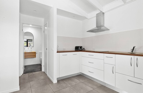 Suffolk Park Apartment | White Palms Surf Shack, 80m from the beach! Air-conditioned