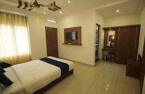 Kumily House | White Portico