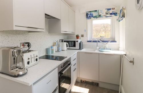 Penmachno Cottage | WHITE ROSES RETREAT, family friendly, with hot tub in Penmachno