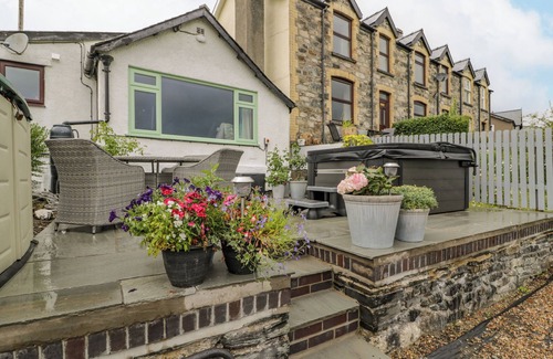 Penmachno Cottage | WHITE ROSES RETREAT, family friendly, with hot tub in Penmachno