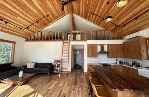 White Salmon Ski Chalet | White Salmon Chalet. Close to everything in the Gorge in serene view setting