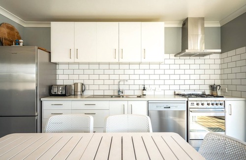 Palm Beach Cottage | White Sands Cottage - White Sands Cottage at Palm Beach is a beautifully presented and fully restored 1950s weatherboard bach located just 50 metres from the white sands of Palm Beach. With 2 bedrooms and 1 bathroom this is a perfect family cottage a