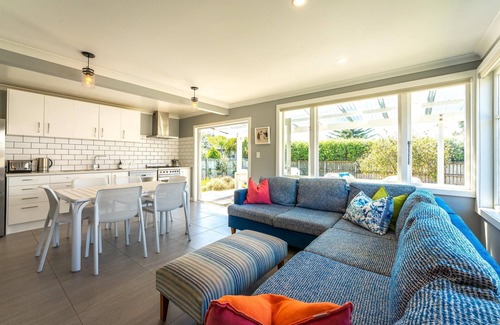 Palm Beach Cottage | White Sands Cottage - White Sands Cottage at Palm Beach is a beautifully presented and fully restored 1950s weatherboard bach located just 50 metres from the white sands of Palm Beach. With 2 bedrooms and 1 bathroom this is a perfect family cottage a