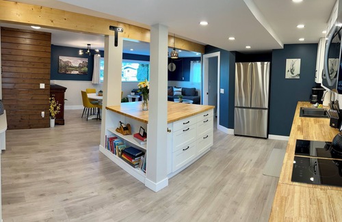 Chilliwack Proper Village West House | White Stone Suite, 2BRM, Cozy Fireplace, Open Concept, Pet-Friendly