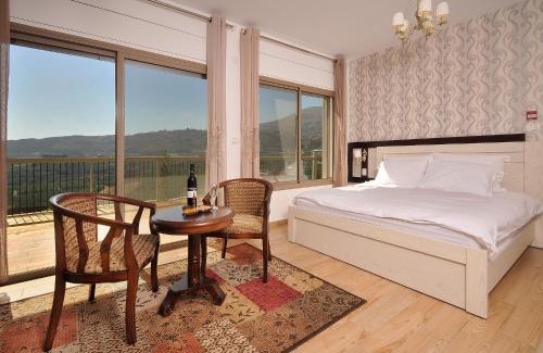 Majdal al-Shams Ski Chalet | White Suites