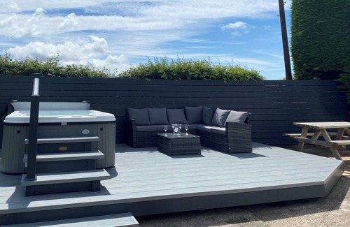 Dinas Cottage | White Towers - HW7625