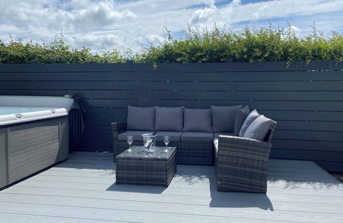 Dinas Cottage | White Towers - HW7625